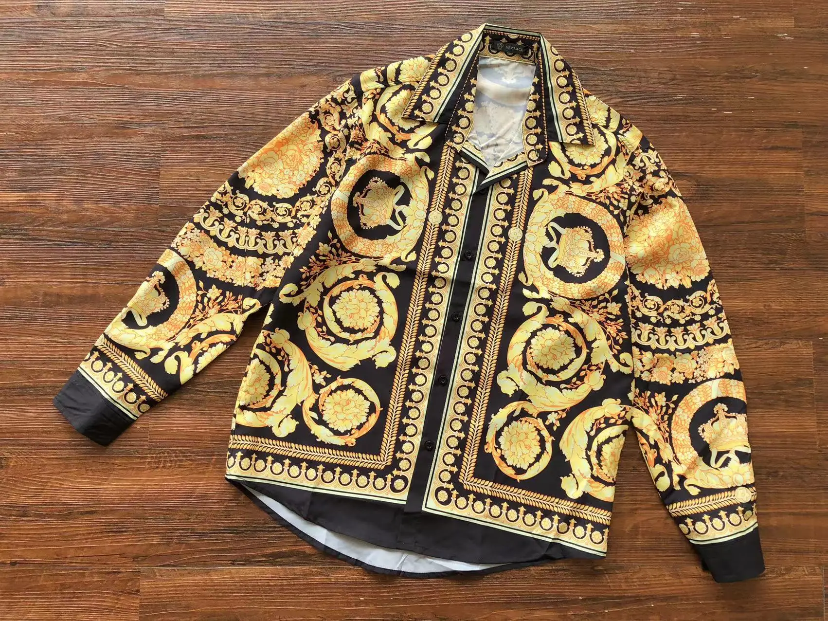 ⁦قمجة فيرساتشي الفخمة⁩ - الصورة ⁦5⁩