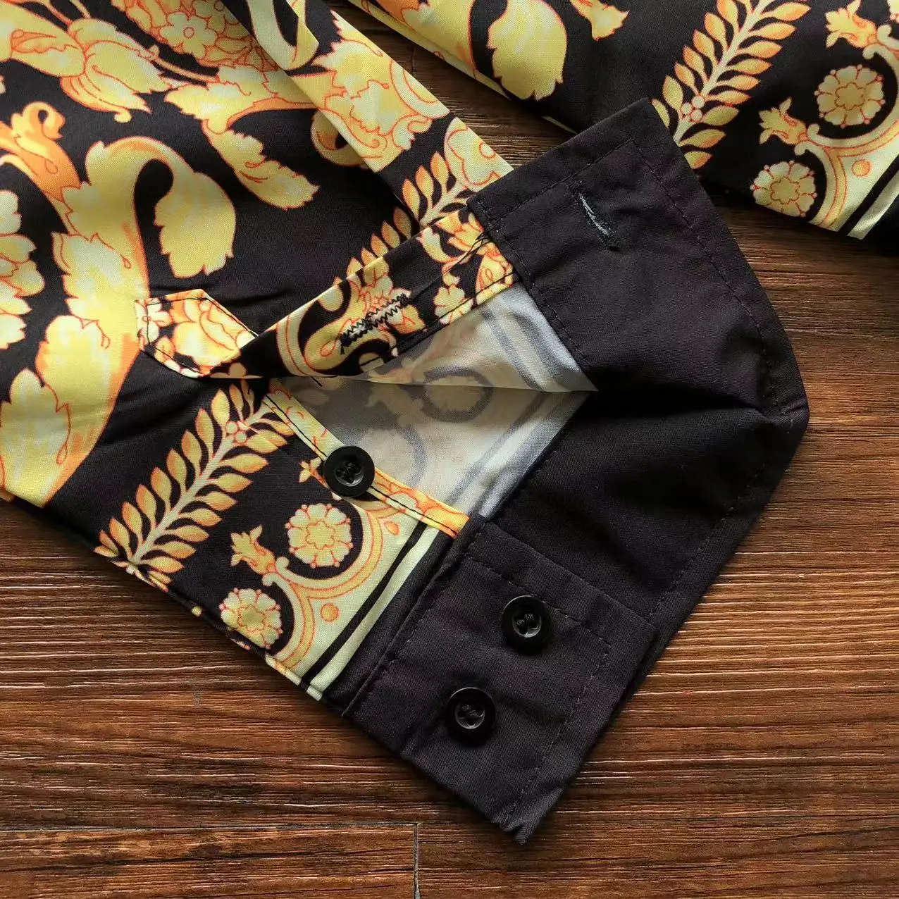 ⁦قمجة فيرساتشي الفخمة⁩ - الصورة ⁦8⁩