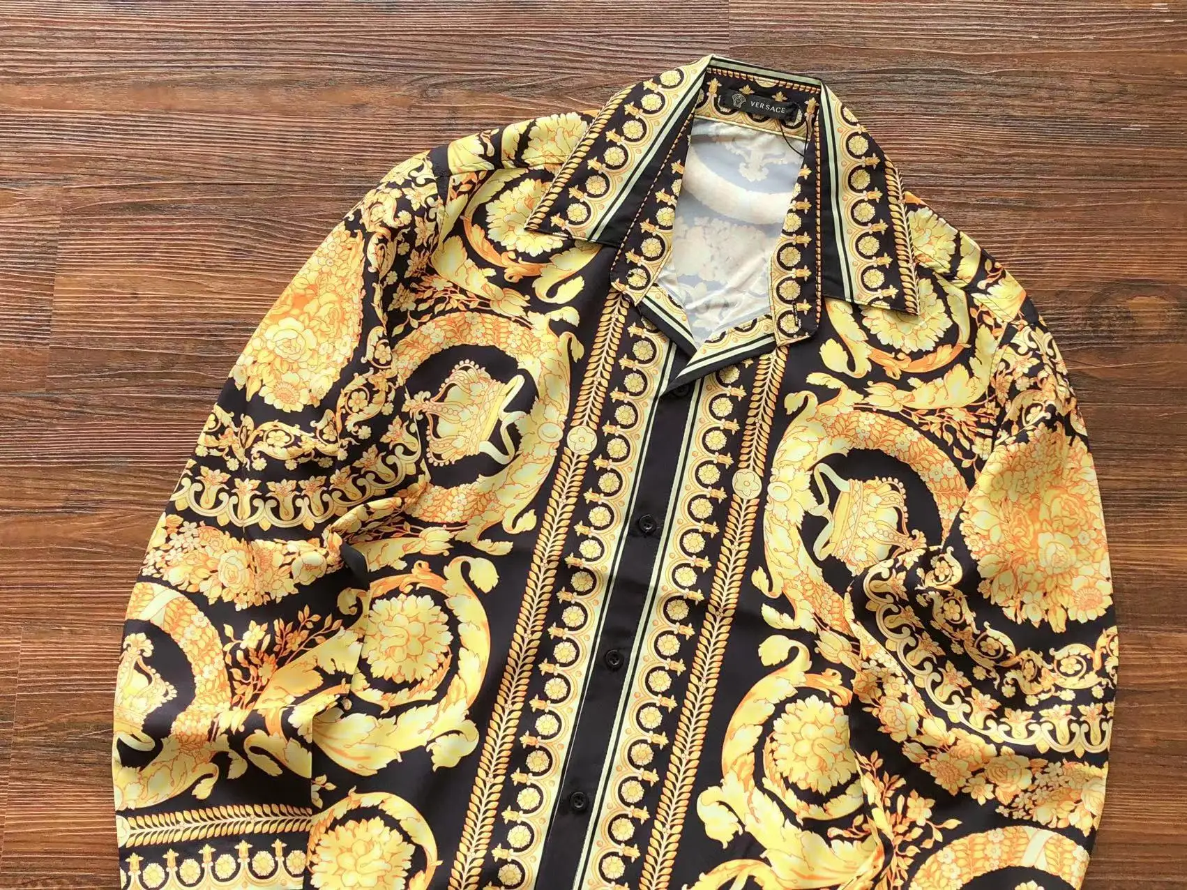 ⁦قمجة فيرساتشي الفخمة⁩ - الصورة ⁦4⁩