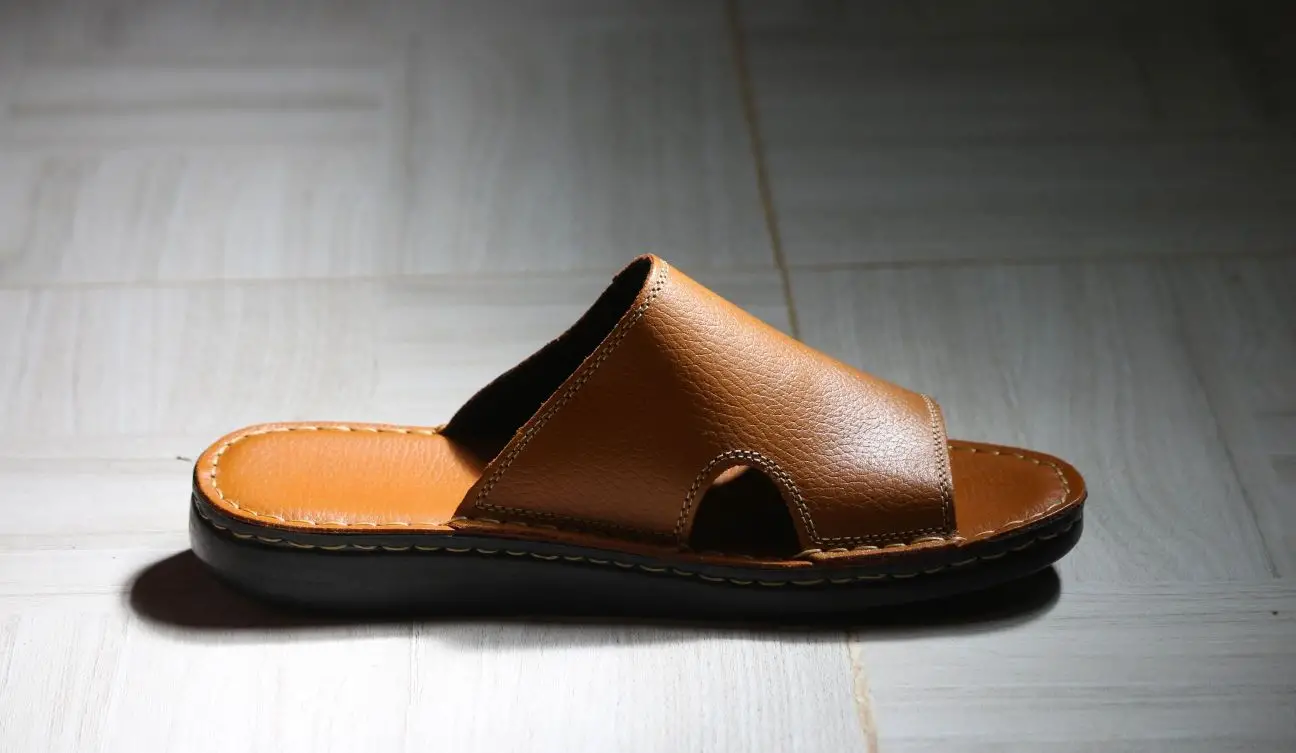 ⁦كلاكات جلدية لصيف 2023⁩ - الصورة ⁦2⁩