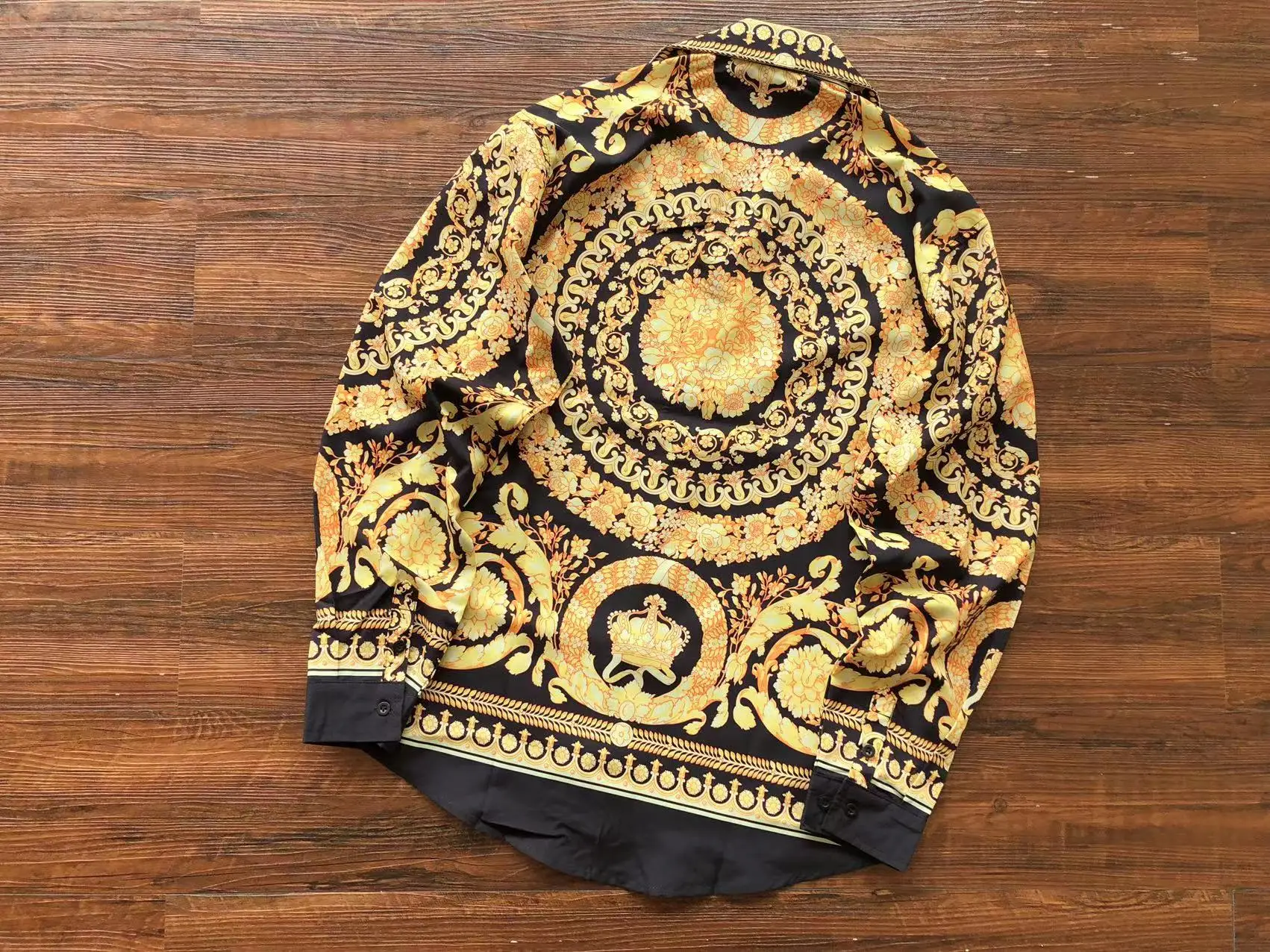 ⁦قمجة فيرساتشي الفخمة⁩ - الصورة ⁦2⁩