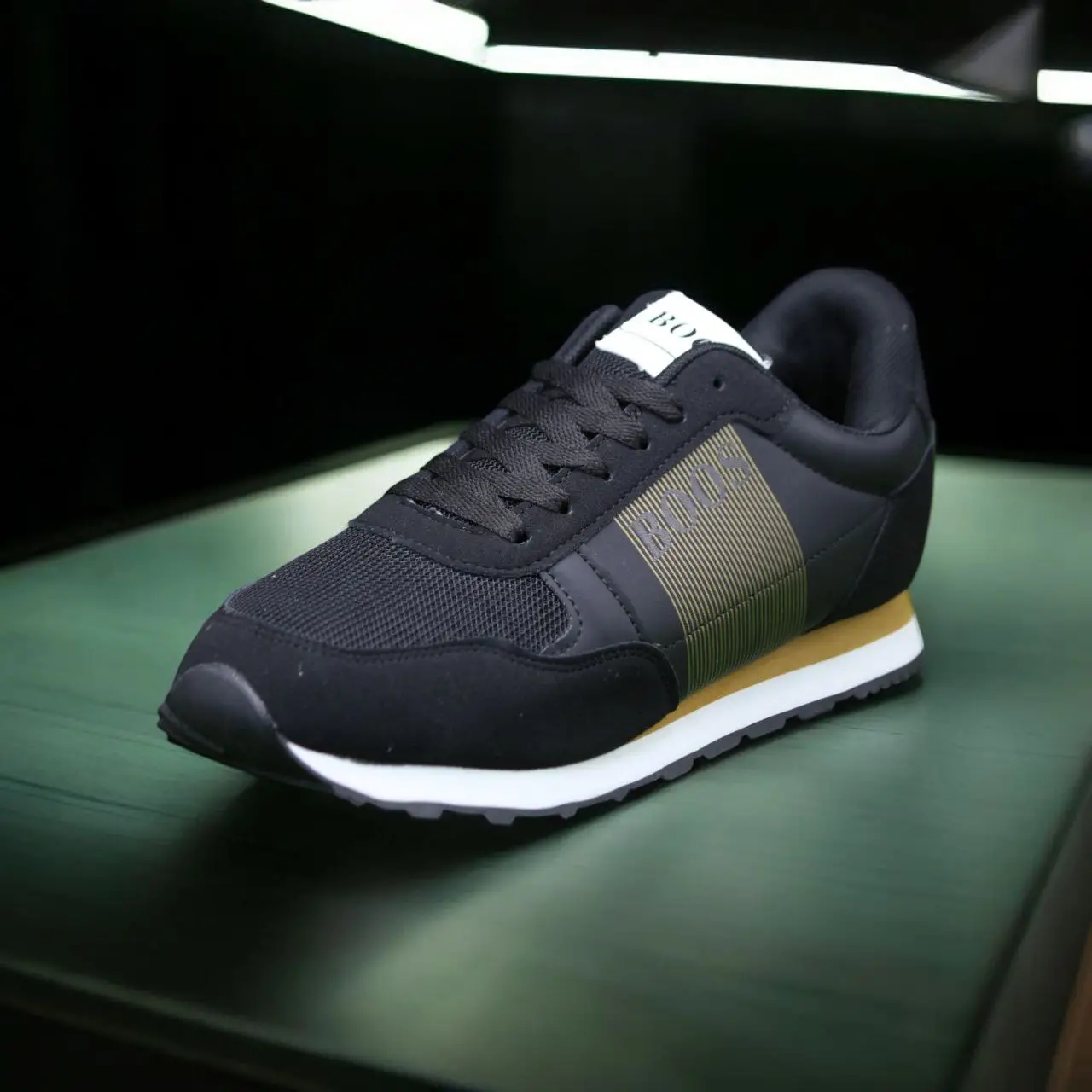 ⁦حذاء BOSS العصري⁩ - الصورة ⁦3⁩