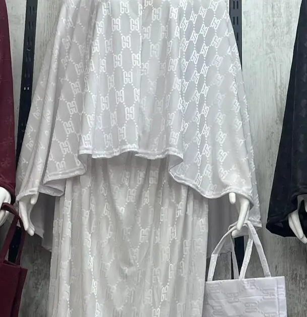 جمال العبادة في رمضان مع طقم صلاة أنيق وحقيبة عملية