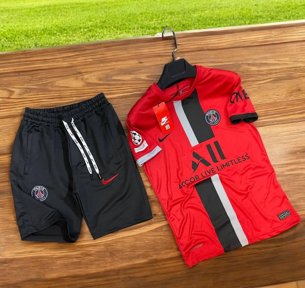 ⁦طقم نادي Paris Saint-Germain أحمر اللون⁩ - الصورة ⁦2⁩