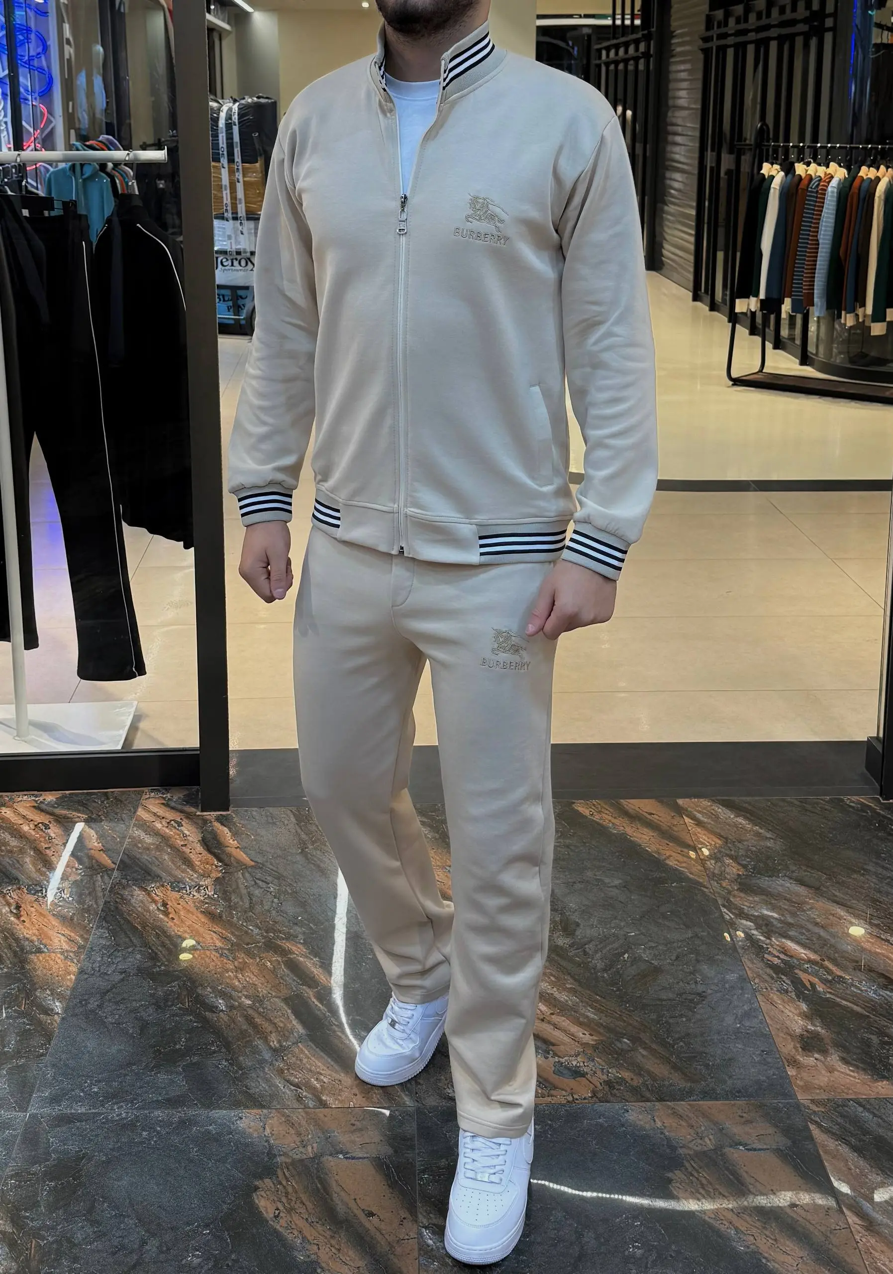 ⁦طقم BURBERRY⁩ - الصورة ⁦5⁩