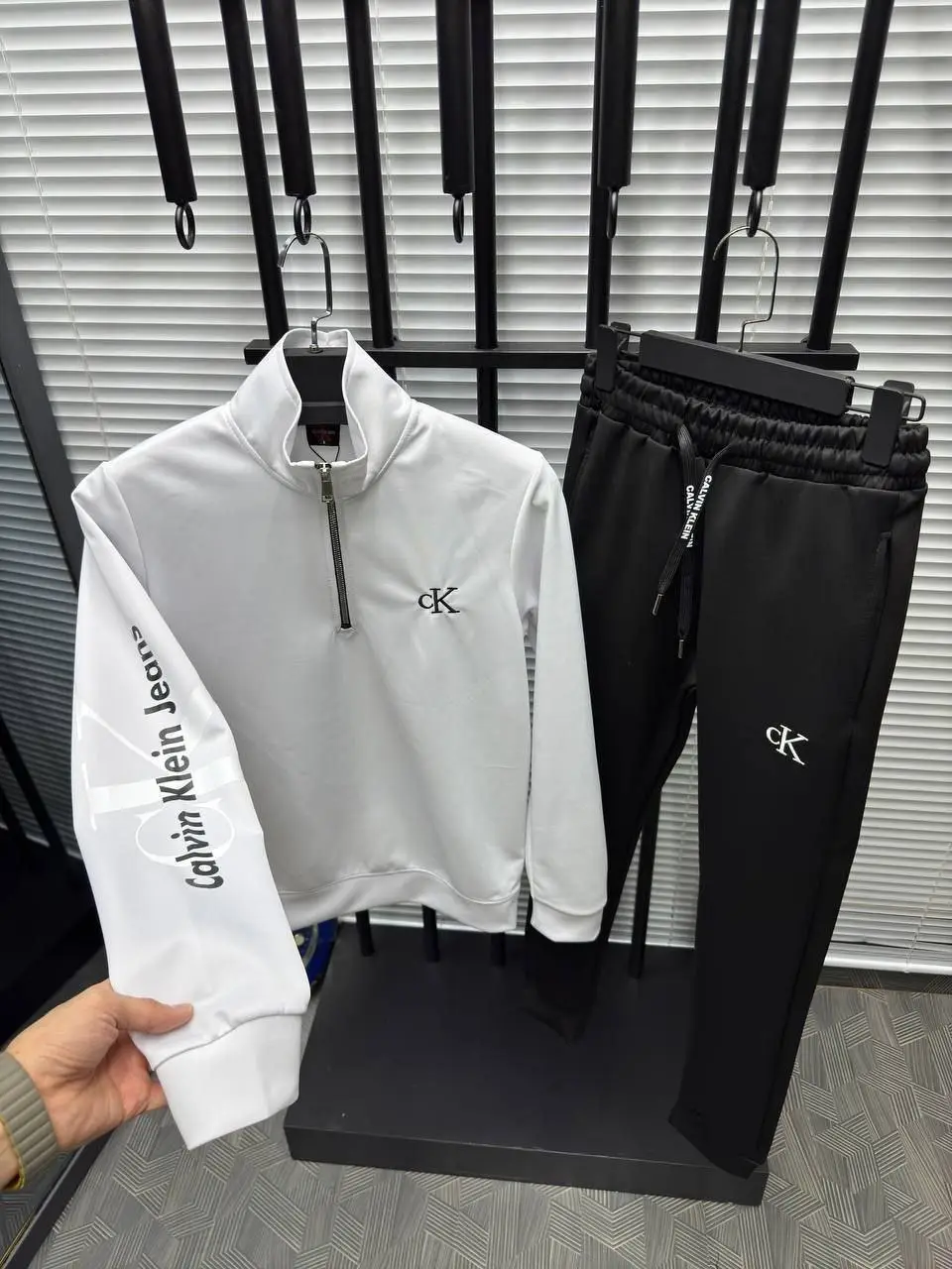 ⁦بدلة رياضية Calvin⁩ - الصورة ⁦8⁩