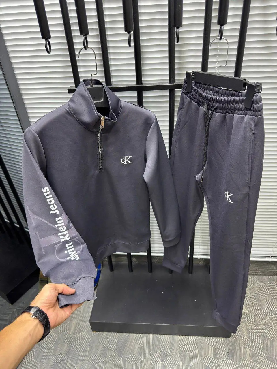 ⁦بدلة رياضية Calvin⁩ - الصورة ⁦3⁩